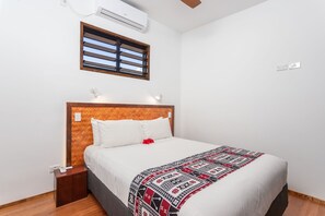 Tabla de planchar con plancha, wifi gratis y ropa de cama 
