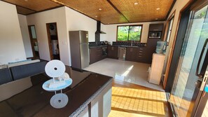 Suite Confort | Cocina privada | Frigorífico grande, microondas, horno y placa de cocina