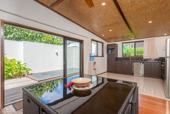 Comfort Suite | Private kitchen | Full-size fridge, microwave, oven, stovetop