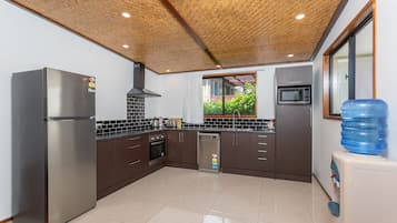 Suite Confort | Cuisine privée | Grand réfrigérateur, micro-ondes, four, plaque de cuisson
