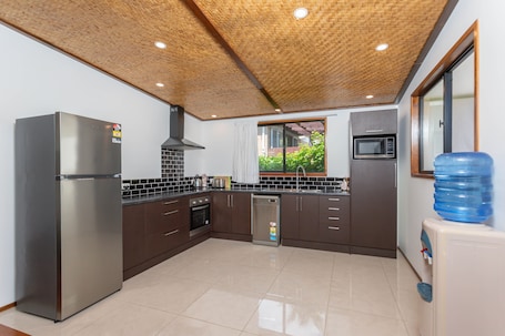 Comfort Suite | Private kitchen | Full-size fridge, microwave, oven, stovetop