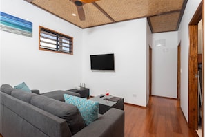 Comfort Suite | Living area | Flat-screen TV