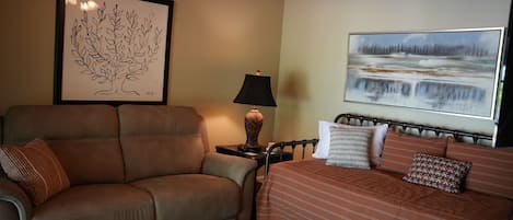 Smart-tv, een open haard, boeken en een stereo