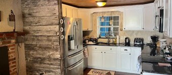 Riverfront 3bd Home: Kayaks, Paddleboards, Firepit + Full Kitchen, Dogs ok 