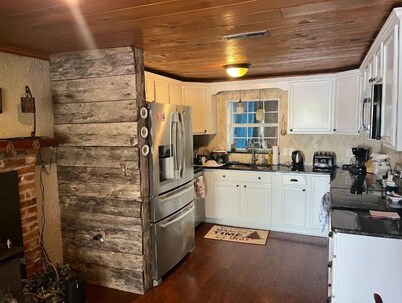 Riverfront 3bd Home: Kayaks, Paddleboards, Firepit + Full Kitchen, Dogs ok 