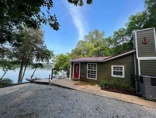 Tennessee River House - Kayaks, Fishing, Firepit, Sleeps 8 & Dog-Friendly