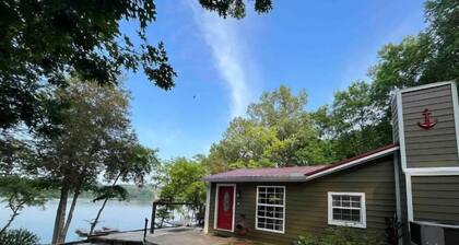 Tennessee River House - Kayaks, Fishing, Firepit, Sleeps 8 & Dog-Friendly