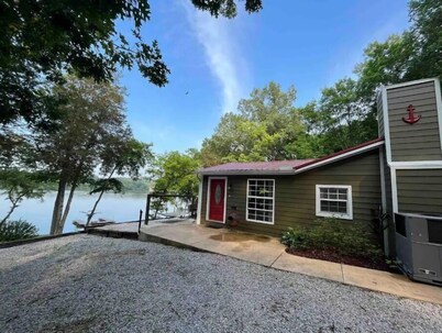 Tennessee River House - Kayaks, Fishing, Firepit, Sleeps 8 & Dog-Friendly