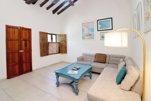 Bungalow Tradisional | Area keluarga | Smart TV 60-inci dengan saluran TV digital, TV, dan Netflix