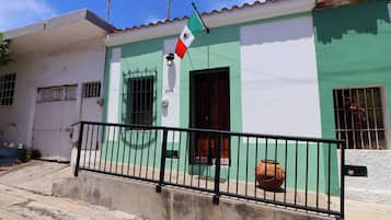 Vista frontal de la propiedad