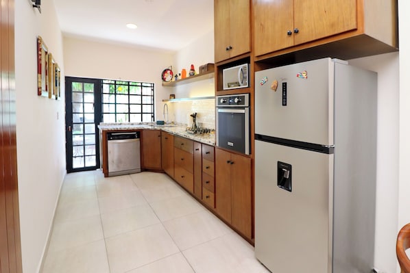 Bungalow truyền thống | Bếp riêng | Tủ lạnh nhỏ 