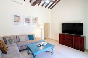 Bungalow Tradisional | Area keluarga | Smart TV 60-inci dengan saluran TV digital, TV, dan Netflix