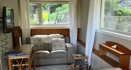 West facing Oceanfront cottage, 1 bedroom ; 4 kms from Victoria Int. Airport