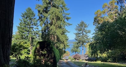 West facing Oceanfront cottage, 1 bedroom ; 4 kms from Victoria Int. Airport