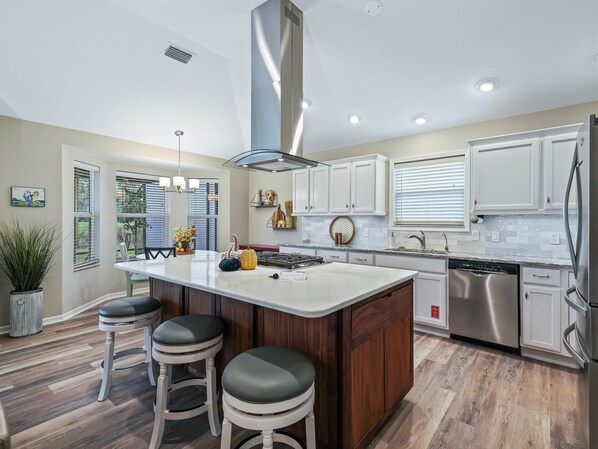 Een koelkast, een microgolfoven, een oven, een kookplaat