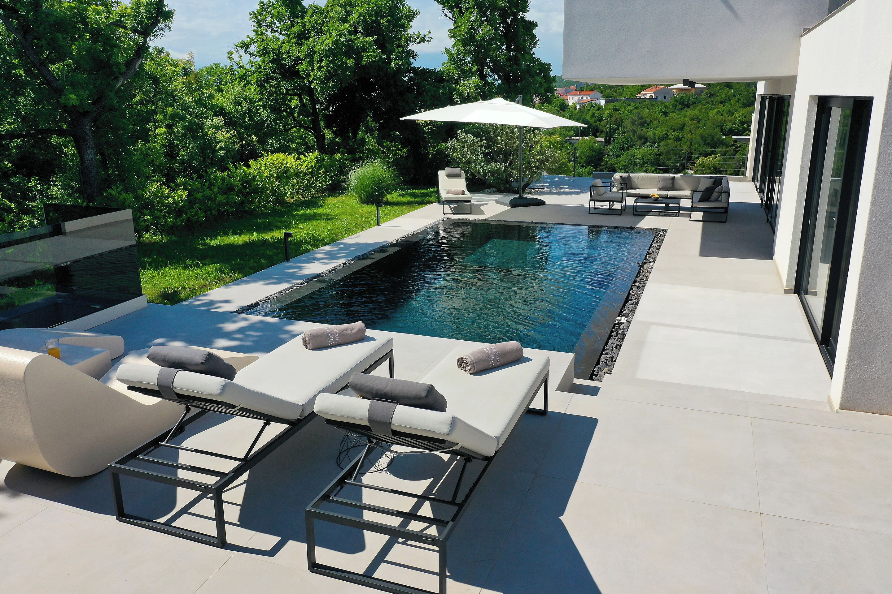 Een buitenzwembad, een verwarmd zwembad