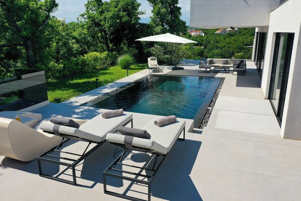 حمّام سباحة خارجي، حمّام سباحة مُدفَّأ