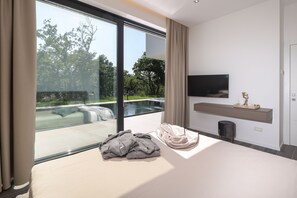 3 bedrooms, desk, iron/ironing board, travel crib