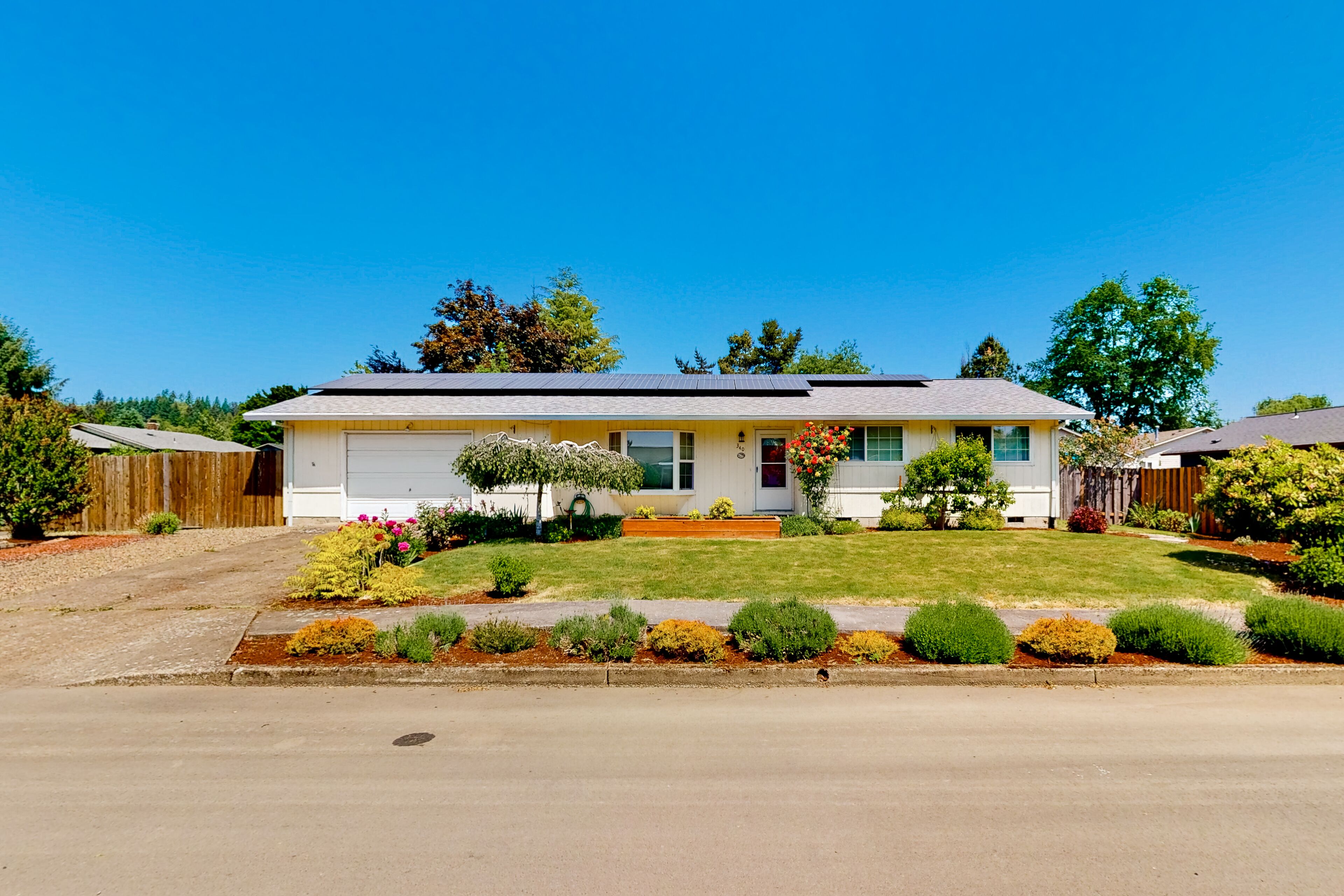 Sunny home with enclosed yard, grill, fast WiFi, washer/dryer, & outdoor dining
