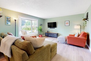 TV, books - Sunny home with enclosed yard, grill, fast WiFi, washer/dryer, & outdoor dining (Dundee)