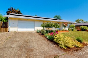 Exterior - Sunny home with enclosed yard, grill, fast WiFi, washer/dryer, & outdoor dining (Dundee)