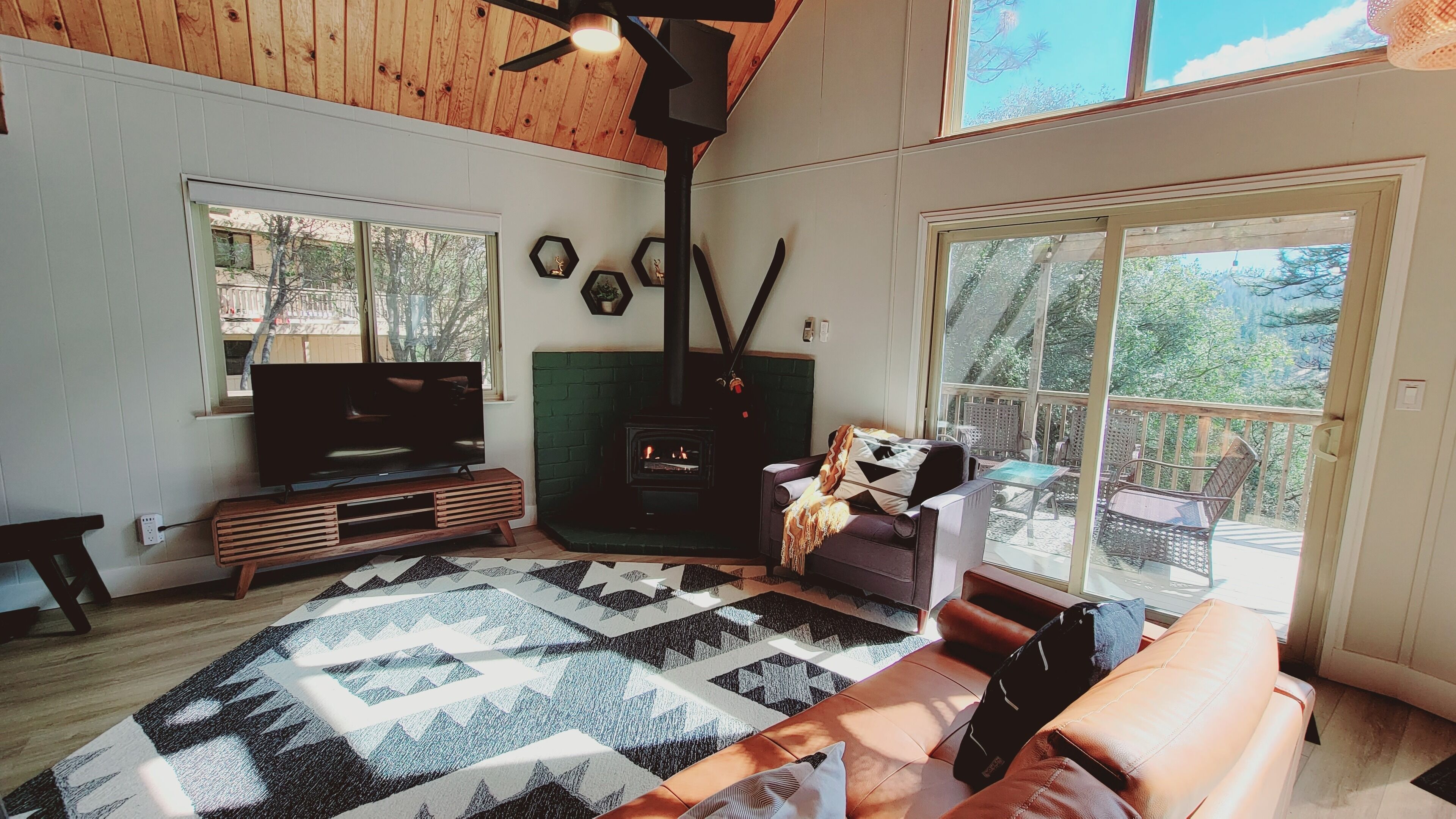 Cozy Updated A-Frame near Yosemite, with Game Room