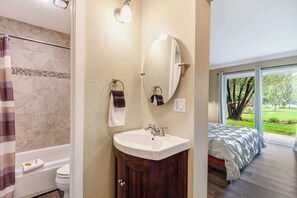 Combined shower/bathtub, hair dryer, towels