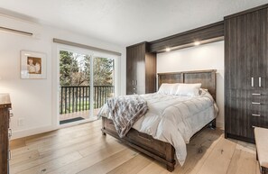 Tabla de planchar con plancha, wifi gratis y ropa de cama 