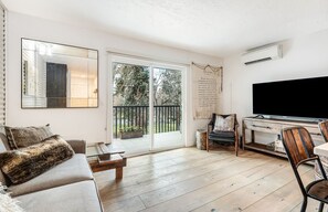 TV - "Snow Place Like Home" Top Floor Condo on Edge of Downtown near Deschutes River with Balcony (Bend)