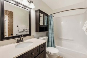Combined shower/bathtub, hair dryer, towels