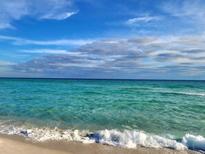 Beach nearby, sun-loungers, beach towels - Relaxing Family Beach House - Brand New Construction! (Pensacola Beach)