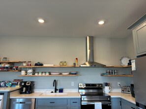 Refrigerador, microondas, horno y parrilla de estufa 