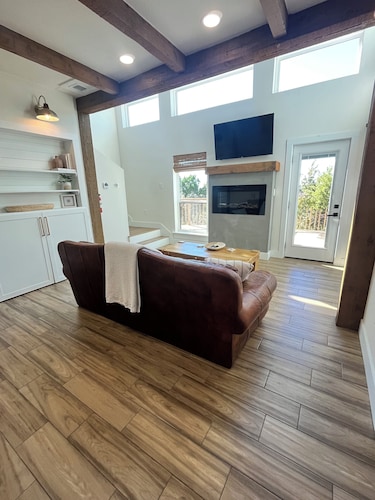 Travis Treehouse, Private Couples Getaway 