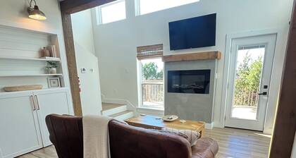 Travis Treehouse, Private Couples Getaway