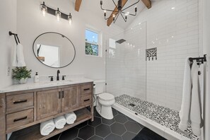 Shower, hair dryer, towels, soap - Travis Treehouse, Private Couples Getaway  (Austin)
