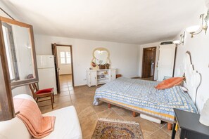 2 bedrooms, iron/ironing board, travel cot, free WiFi