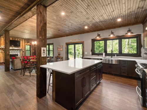 Alpine Lodge- Beautiful New Home Minutes to Sunday River