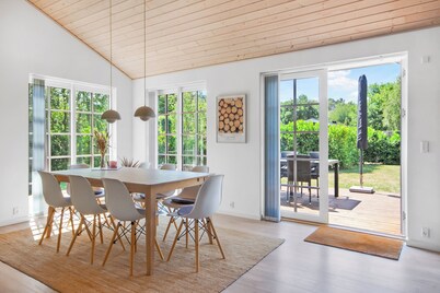 New modern holiday home near the beach and city