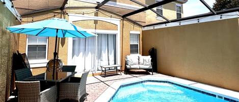 Een buitenzwembad, een verwarmd zwembad