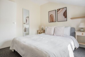 1 bedroom, iron/ironing board, WiFi, bed sheets - Chic King's Cross 1BR, nr Universities & Station, by Blueground (London)
