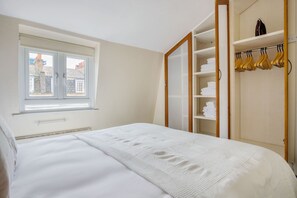 1 bedroom, iron/ironing board, WiFi, bed sheets - Chic King's Cross 1BR, nr Universities & Station, by Blueground (London)