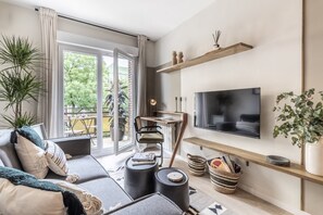 TV - Giorgio - 1 bedroom in Almagro (Madrid)