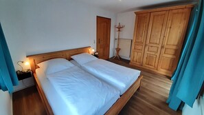 1 bedroom, bed sheets