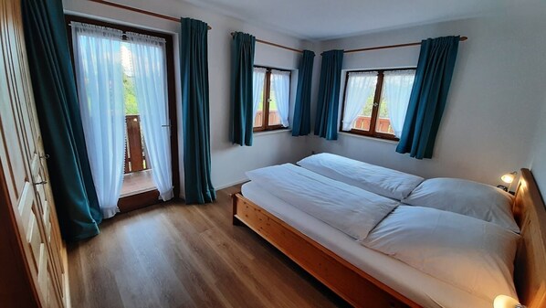 1 bedroom, bed sheets - Steinplatte vacation apartment, 3-star with 45 sqm, home, balcony (Gstadt am Chiemsee)
