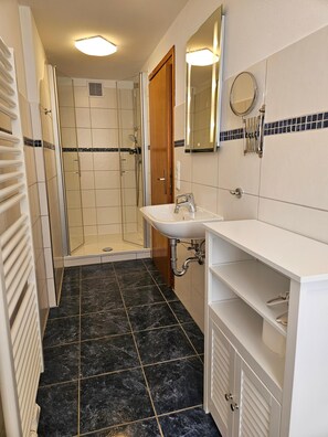 Shower, hair dryer, towels - Steinplatte vacation apartment, 3-star with 45 sqm, home, balcony (Gstadt am Chiemsee)