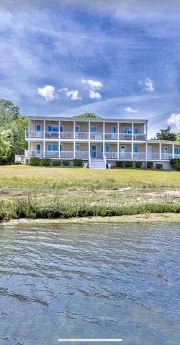 Tree lined Hideaway on the Bay