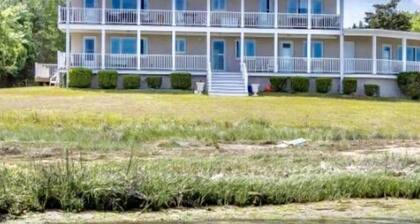 Tree lined Hideaway on the Bay