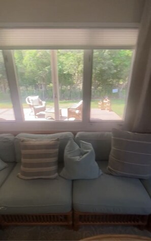 Televisión y chimenea