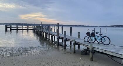 Tree lined Hideaway on the Bay