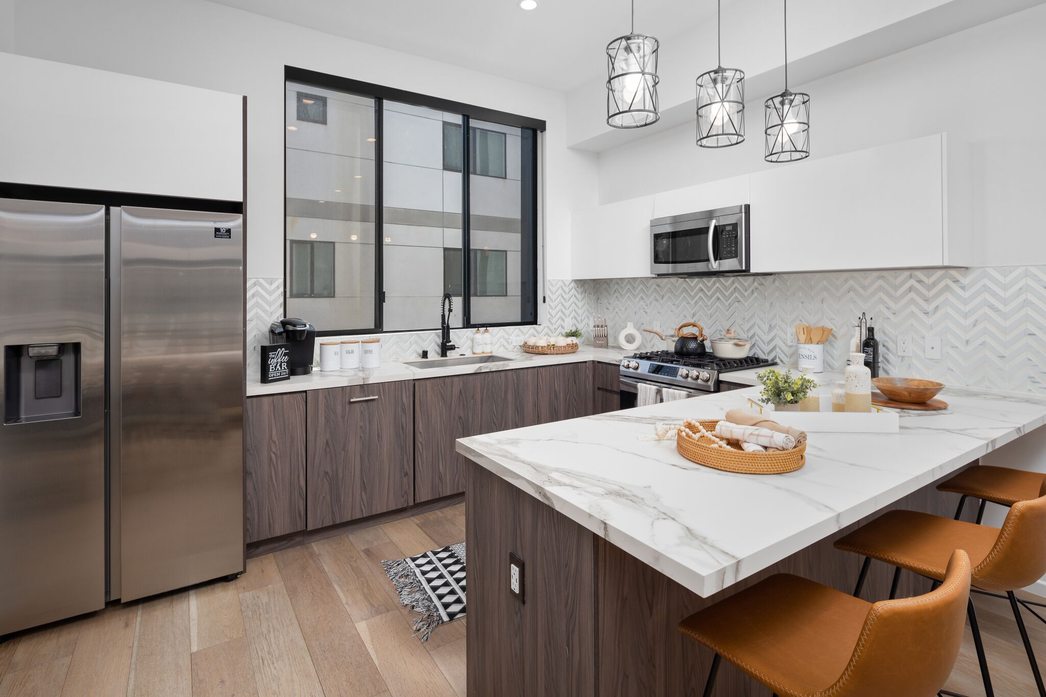 Frigorífico, microondas, horno y placa de cocina